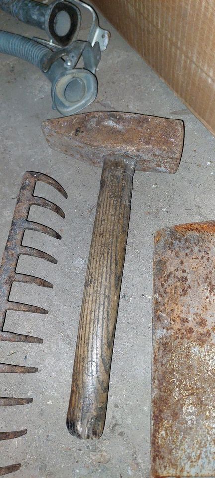 Konvolut Werkzeuge Handwerkzeug Gartengeräte Harke Hammer Zange in Salzmünde