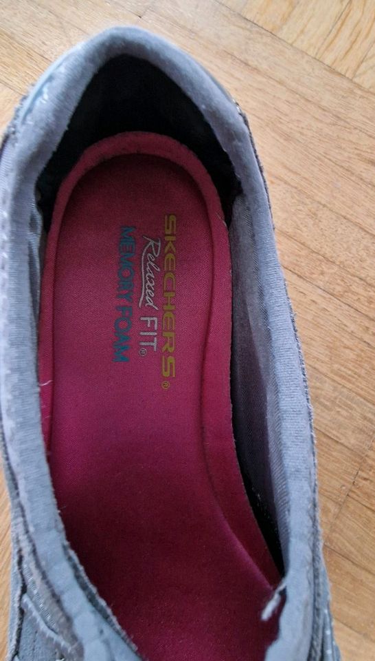 Skechers Sneaker leichte Slipper Leder/Stoff Gr. 37,5 ,UK 4,5 in Bad Karlshafen