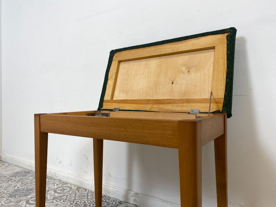 WMK Sehr hübscher, stabiler & gut erhaltener Mid-Century Sitzhocker mit aufklappbarer Staufläche & dezentem grünen Bezug # Klavierhocker Hocker Schemel Fußhocker Taburett Stuhl Sitz Bank Vintage 60er in Berlin