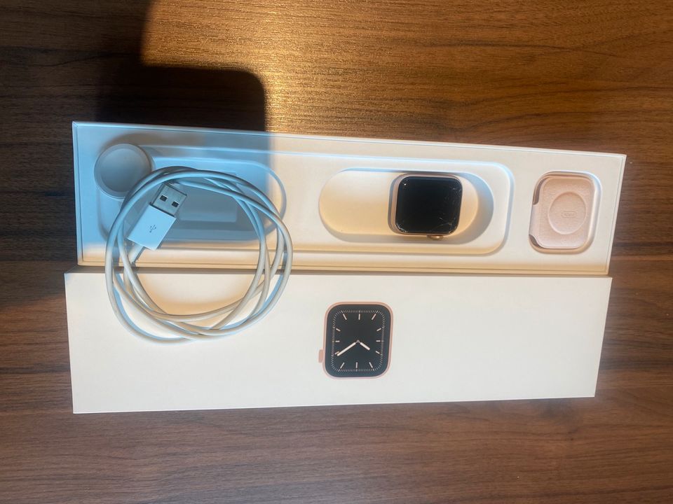 Apple Watch Series 5 in Rose Gold ( GPS) Glass Riss in Vechta