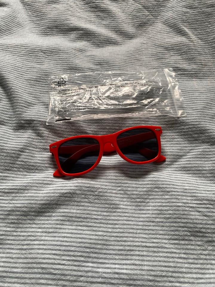 Sonnenbrille Kunststoff rot unbenutzt Verkleidung Sonnenschutz in Hamburg