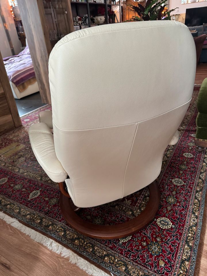 Stressless Sessel mit Hocker / Größe S in Seligenstadt