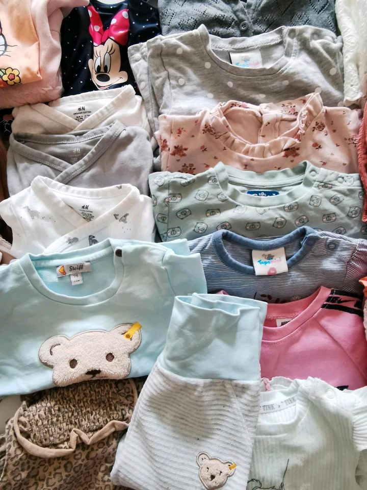 43+7  tlg Mädchen Baby Erstausstattung 74-80 Paket Kleidung Sets in Berlin