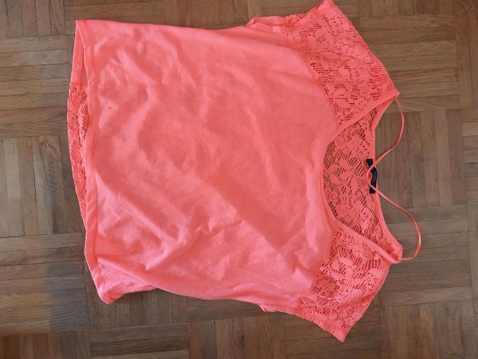 Bershka Shirt Size S Pink Rosa Damen Mädchen in Leipzig