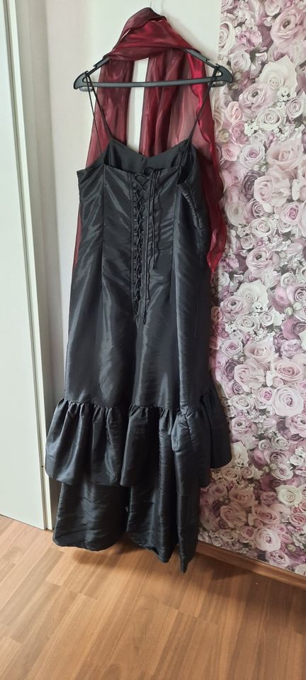 Ein schwarzes Abendkleid mit Schnürung in Gr.40 von Kleemeier in Hankensbüttel