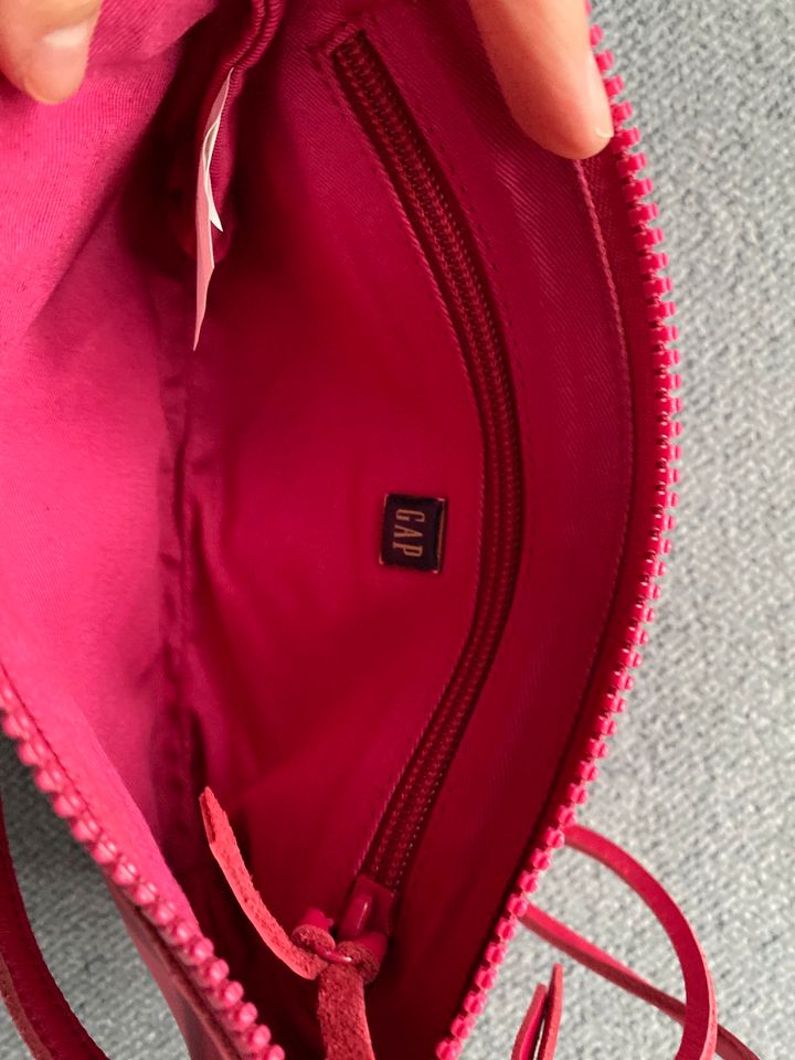 GAP Clutch & Schultertasche pink Leder in Allersberg