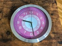 Wanduhr Uhr modern lila Minute Quarz top Zustand Pankow - Weissensee Vorschau