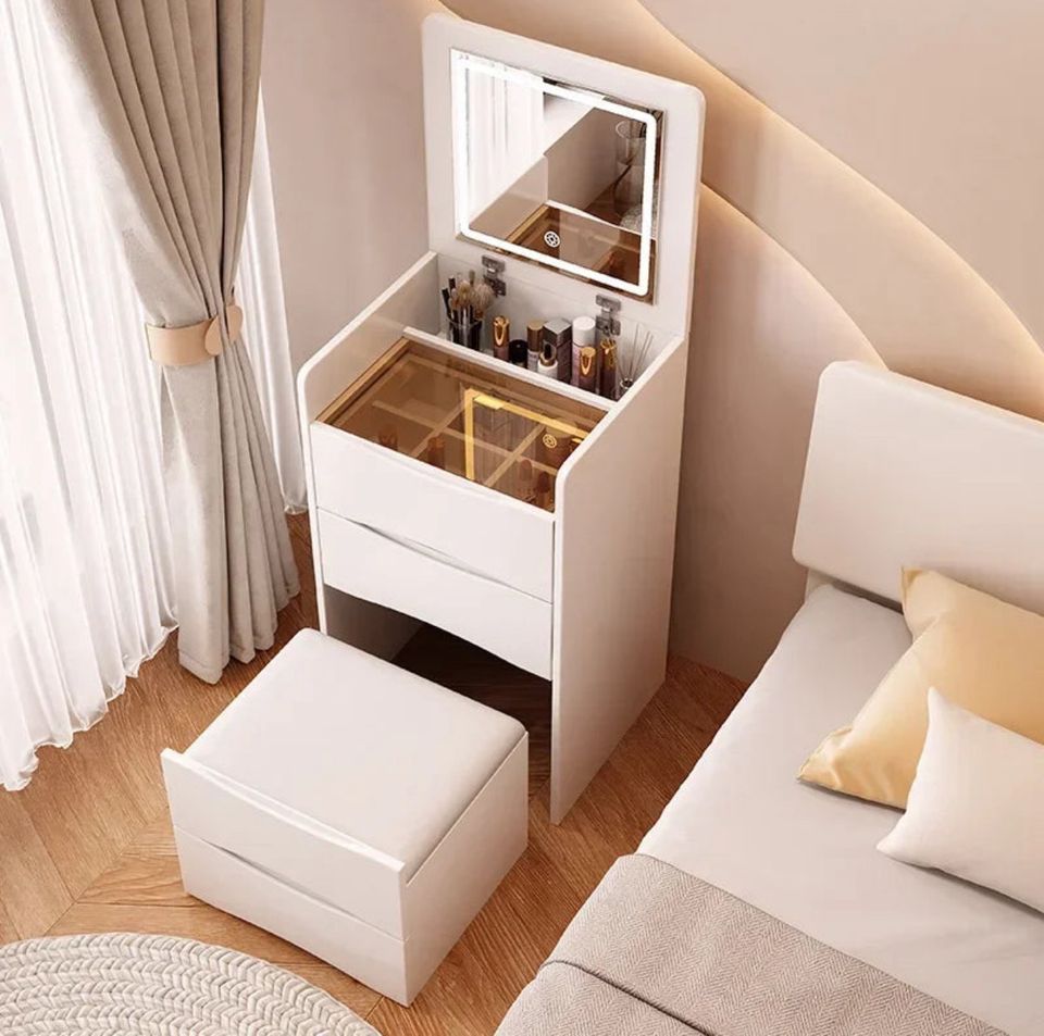 MINIMALIST BEDROOM MAKEUP STATION WITH MIRROR AND LIGHTS in Saarbrücken