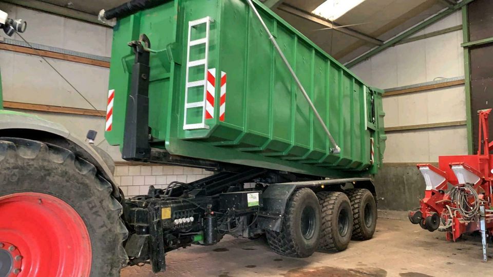 Transportarbeiten mit Hakenlift und Containertransport in Haale