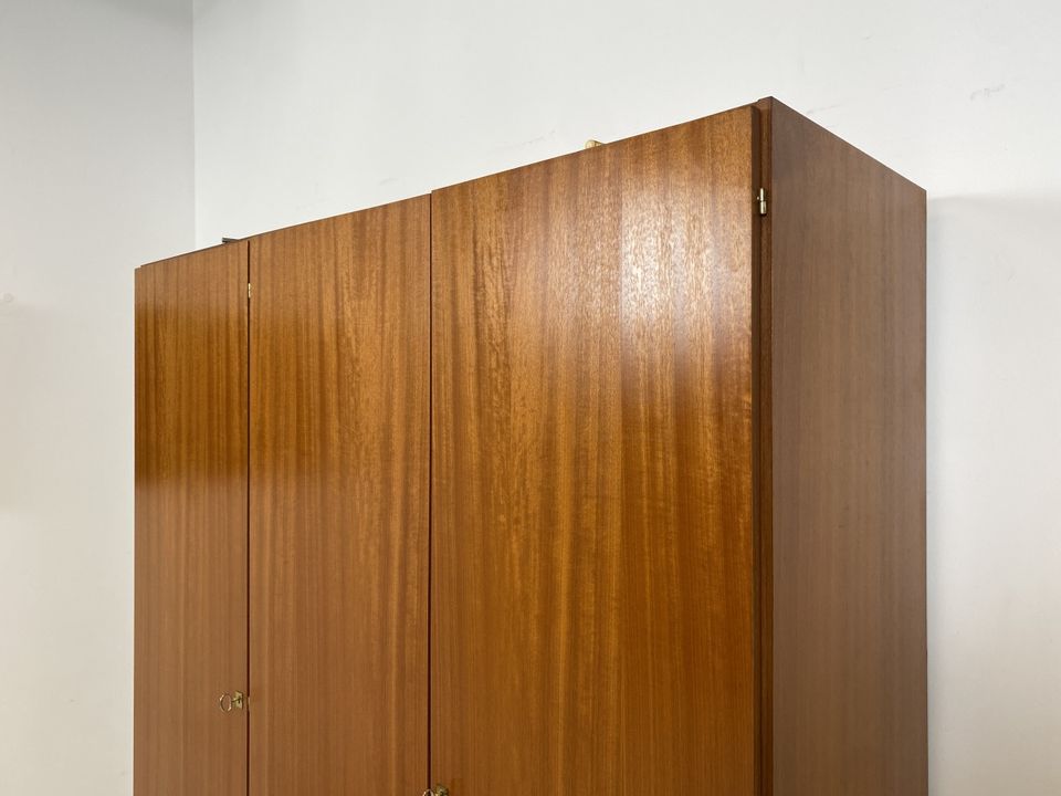 WMK Unaufdringlicher und sehr gut erhaltener 70er Jahre Kleiderschrank mit schönen Messingbeschlägen # Schrank Wäscheschrank Wardrobe Schlafzimmerschrank Retro Vintage DDR # Lieferung möglich in Berlin