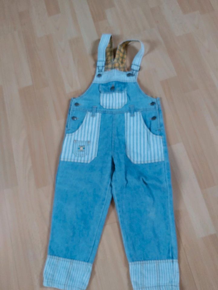 Gefütterte Kleinkinder-Jeanslatzhose in Oßling