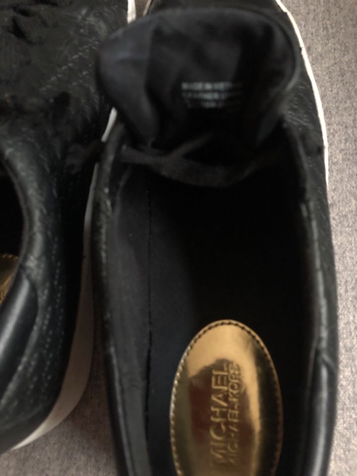 Schuhe Damen Michael Kors Leder Sneaker Schnürschuhe schwarz in München-Flughafen