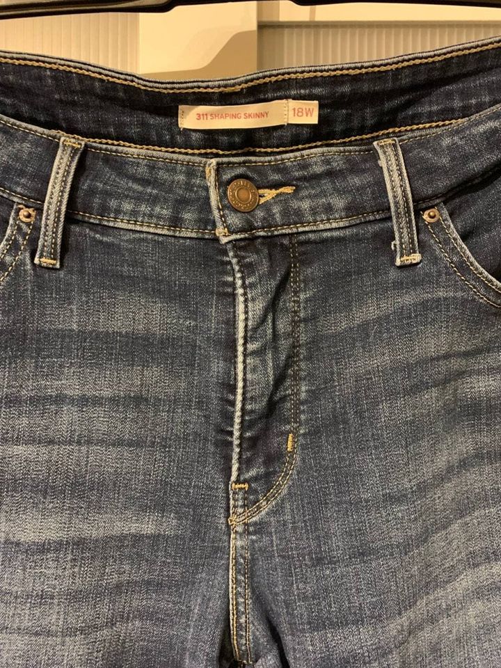 Levi's Plus Gr. 18W Short 36/30 311 Shaping Skinny dunkles mittel in Langen (Hessen)