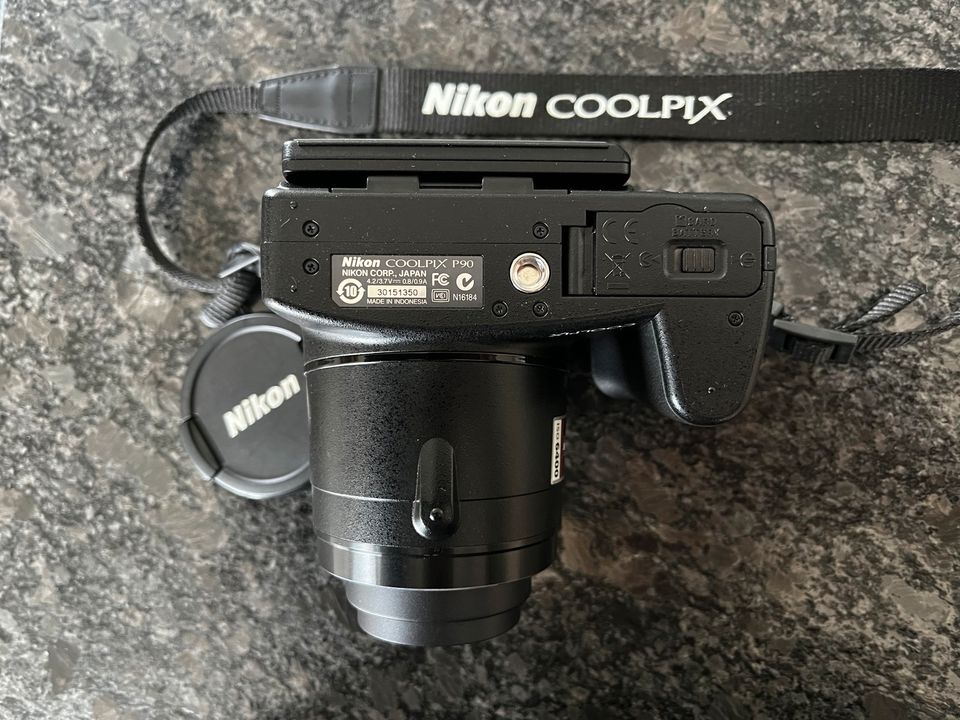 Nikon Coolpix P90 Kamera inkl. Akkuladegerät in Kreuztal