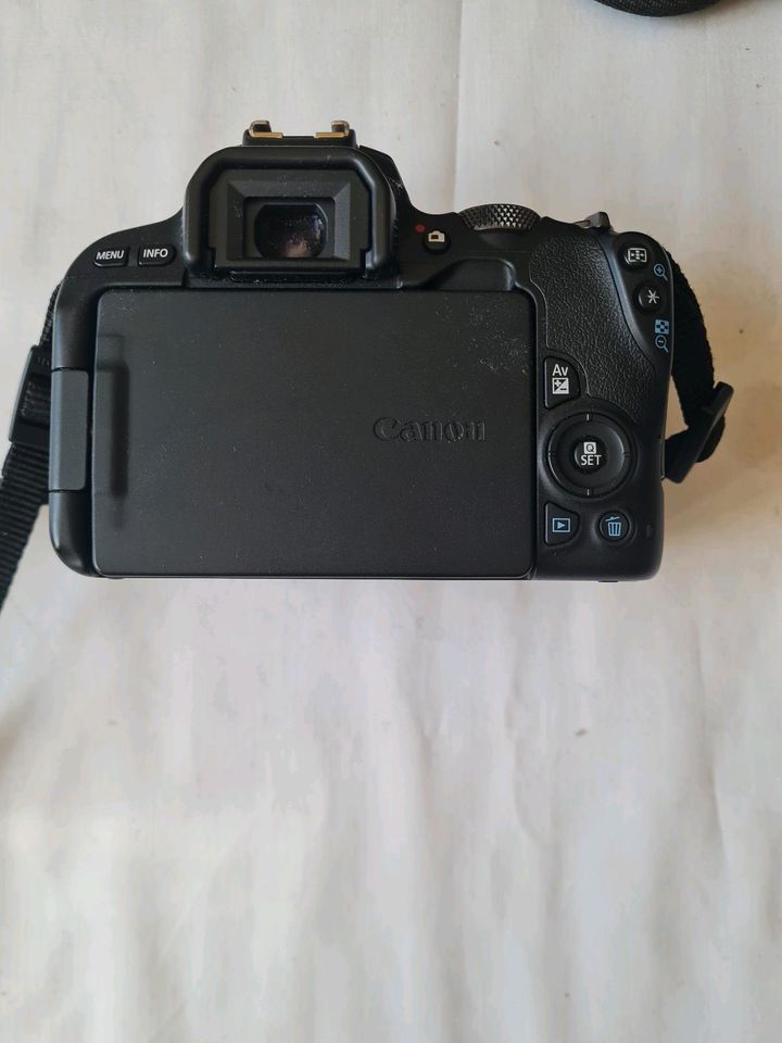 Camera Canon EOS 200D mit Display Touchscreen in Schorfheide