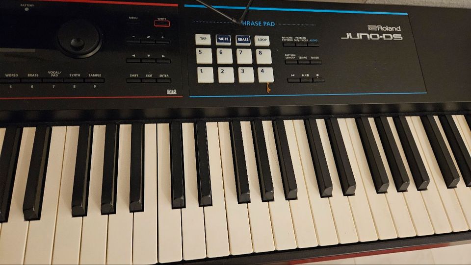 Roland JUNO-DS88 Synthesizer in Karlsruhe
