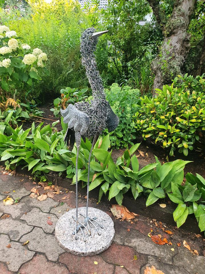 Vogel auf Stein Gartenkunst Metallreiher Skulptur Garten Balkon in Herrnburg