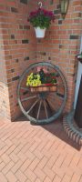 Wagenrad mit Blumenkübel Niedersachsen - Papenburg Vorschau