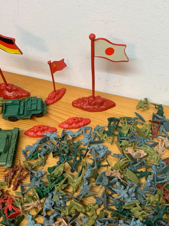 Mini Plastik Soldaten Panzer Konvolut in Stuttgart