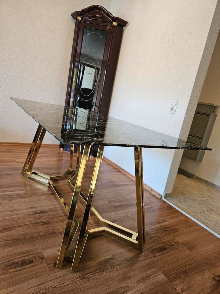 Wunderschöner Esstisch mit Tischplatte aus Sicherheitsglas in Neu Ulm
