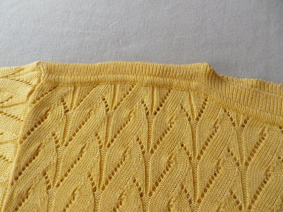Marken-Pullover gelb Größe 42 mit Loch-Muster in Netphen