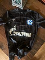 Schalke 04 Trikot Umbro – Größe S – seltenes Design in Schwarz Hessen - Wiesbaden Vorschau