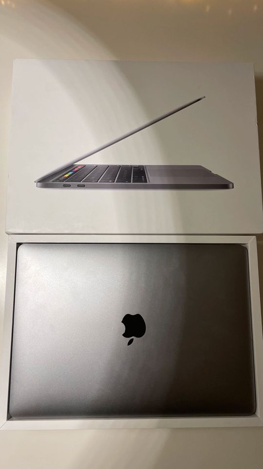 MacBook Pro 2020 13" 512GB 8GB RAM i5 in Berlin