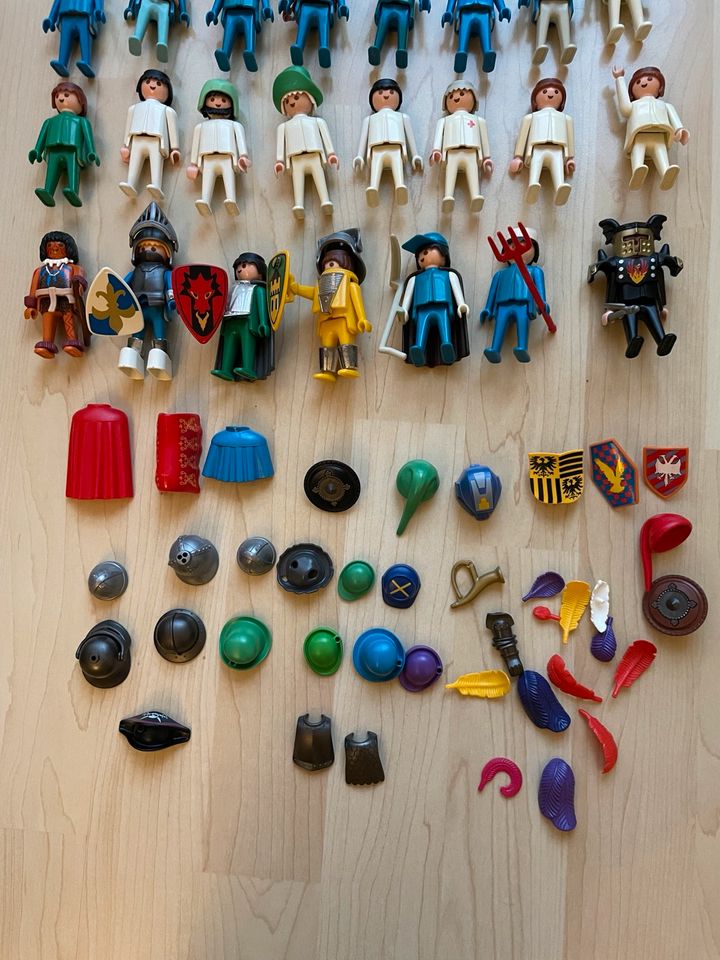 Konvolut 40 Figuren Geobra Playmobil 1974 Spielzeug Zubehör in Berlin