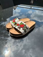 Pantolette mit Rosendesign Hessen - Hainburg Vorschau