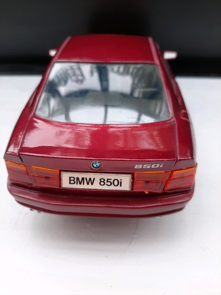 BMW 850i MODELLAUTO MAISTO 1:18 dunkelrot, unbespielt in Forchheim