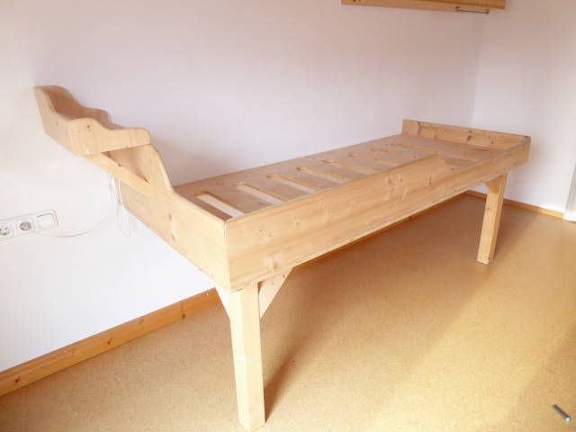 Naturholz Kinder Holz Bett 90x200 Regal Lampe Hochbett in Oberammergau