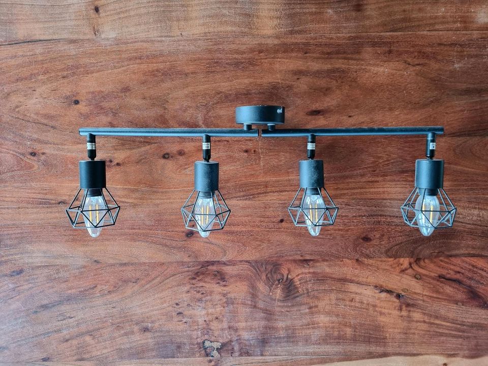 Deckelampe mit 4 flexiblen Lampenschirmen in Untermünkheim