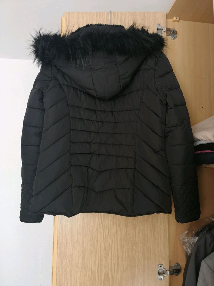 Schwarze Winterjacke Daunenjacke mit Fellkaputze gr 40 42 in Hof (Saale)