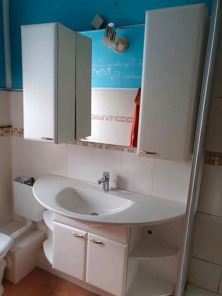 Badmöbel-Set Waschtisch Badschränke Mischbatterie Spiegel in Halle