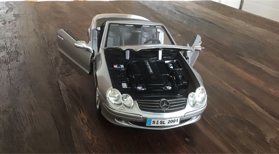 Model Mercedes-Benz SL500 Baujahr 2001, 1:18 in Essen