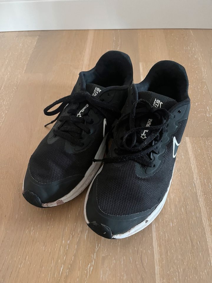 Nike Turnschuhe schwarz Gr 37,5 in Wittingen