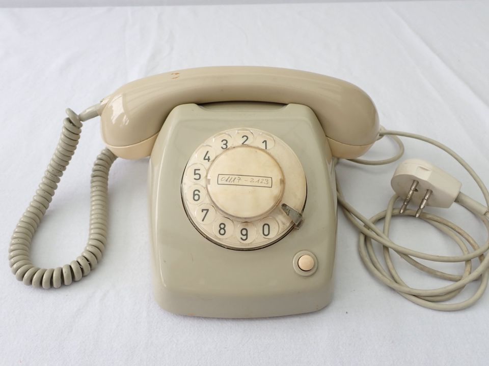 altes Telefon mit Wählscheibe PTT Type T65 Niederlande grau-beige in Geldern