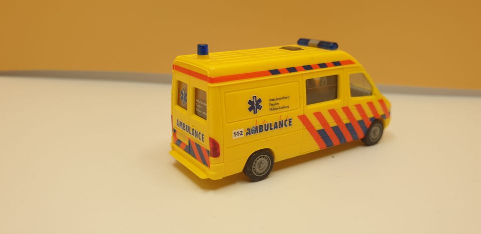 Herpa 043601 MB Sprinter Ambulance Engden Niederlande RTW in Salach