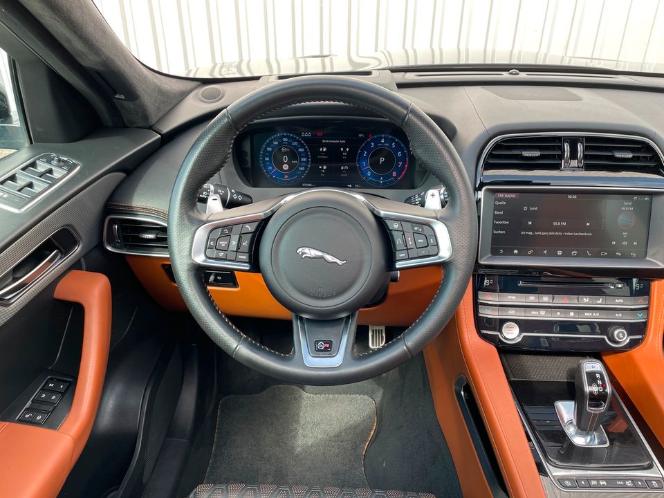 Jaguar F-PACE SVR AWD V8 550PS*22"-Klappe-Panorama* in Emden