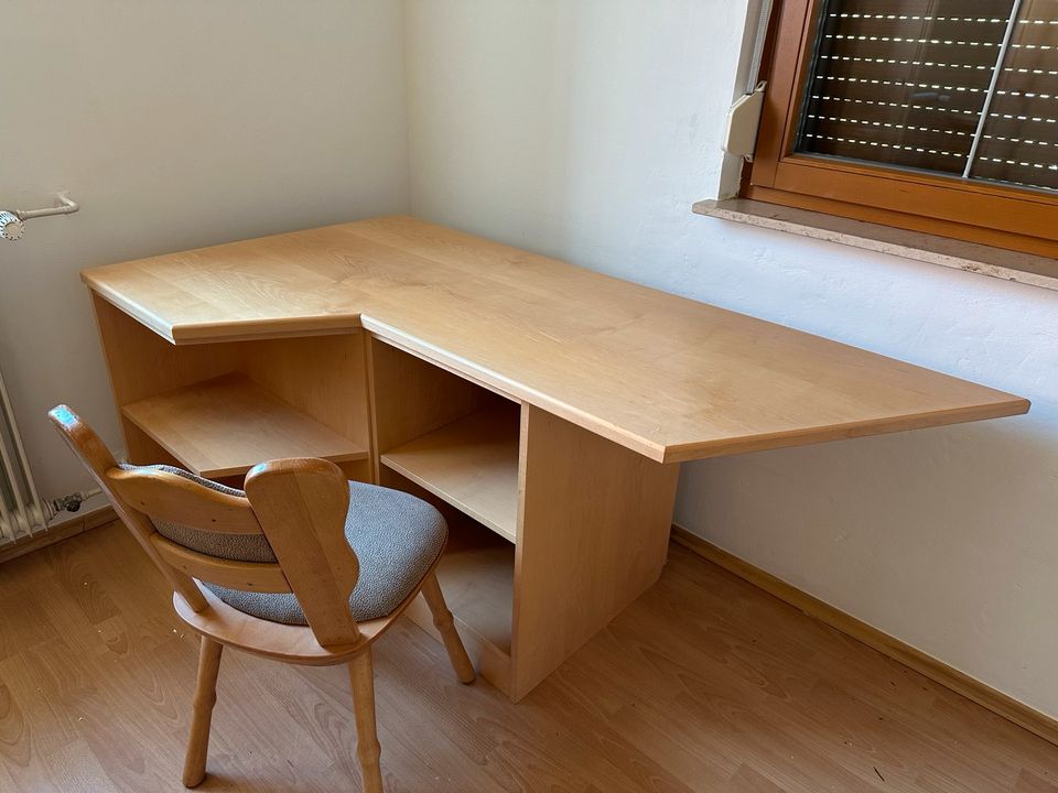 Zimmer Einrichtung (Bett, Tisch, Schrank) in Rattelsdorf