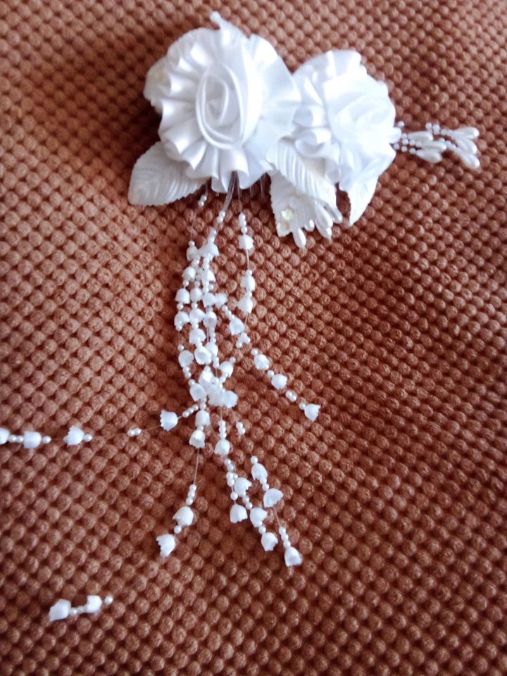 Brautkleid aus Satin, mit Perlen und Blumen in Saarbrücken