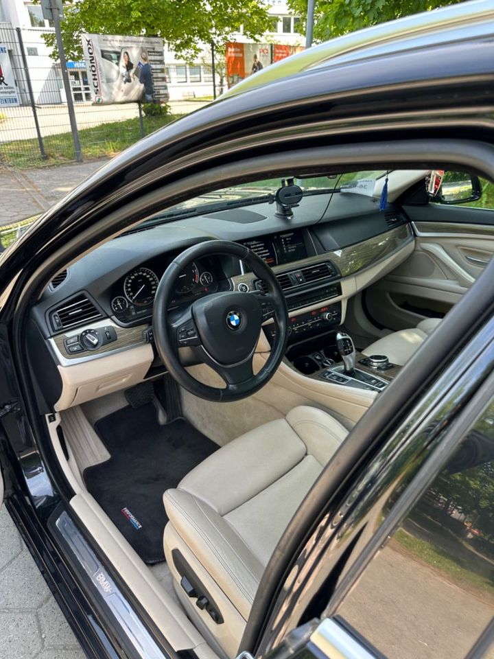 BMW 525d  Touring A Luxury Line Panorama Volleder in Hamburg