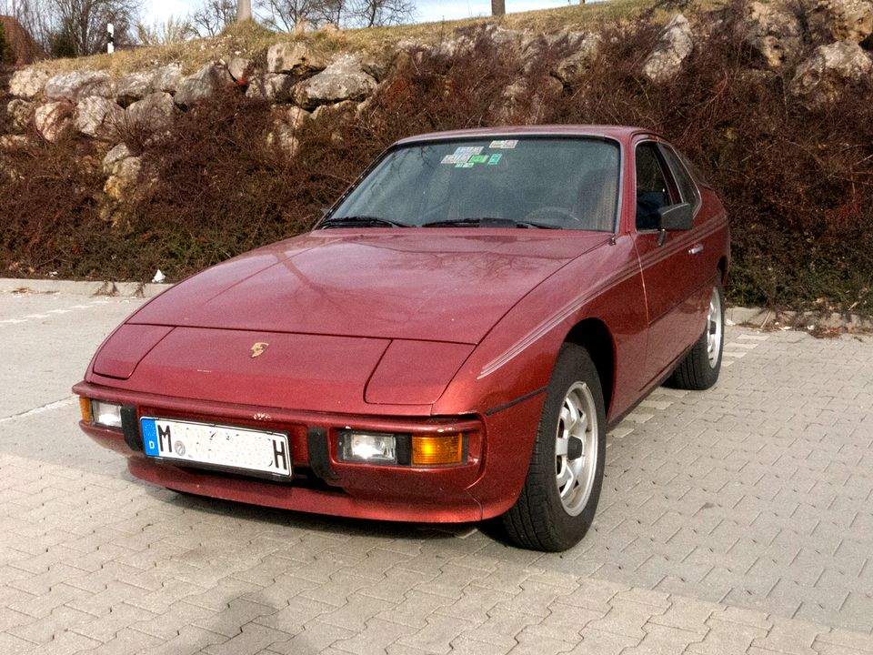 gut erhaltener Oldtimer Porsche 924 aus der ersten Generation in München