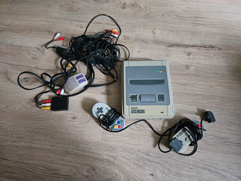 Super Nintendo Original mit Controller und Kabel in Oberschleißheim