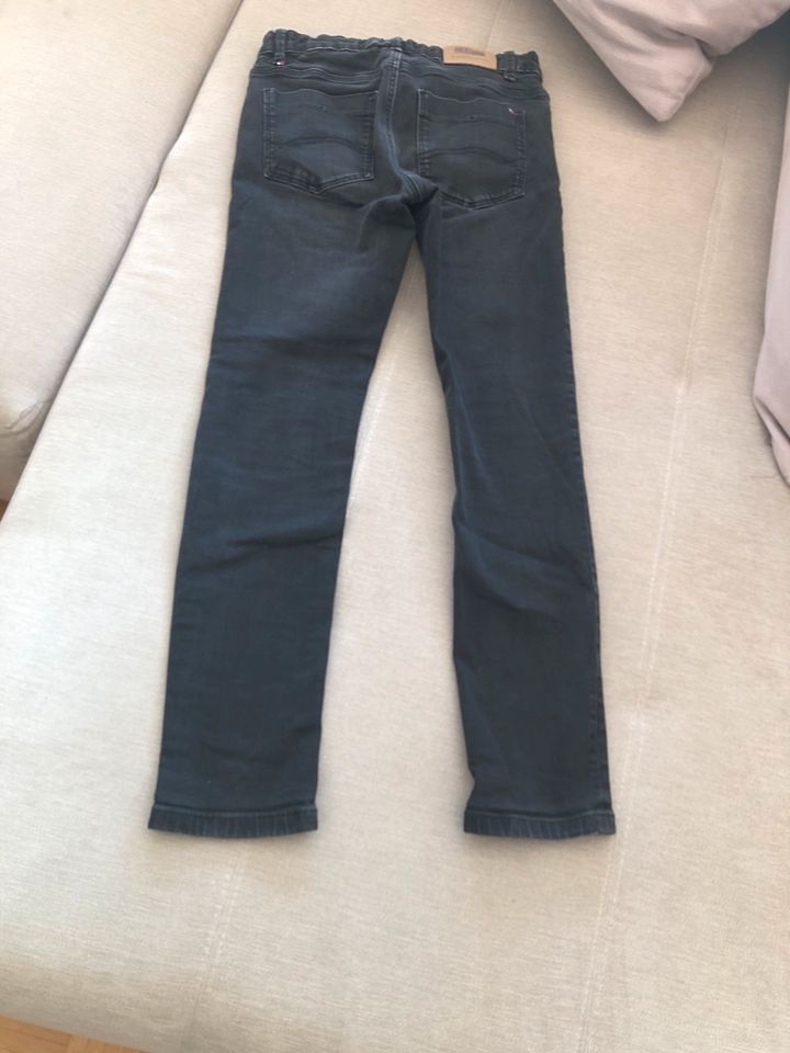 Tommy Hilfiger jeans Grau schwarz neu Gr 152 in Bochum