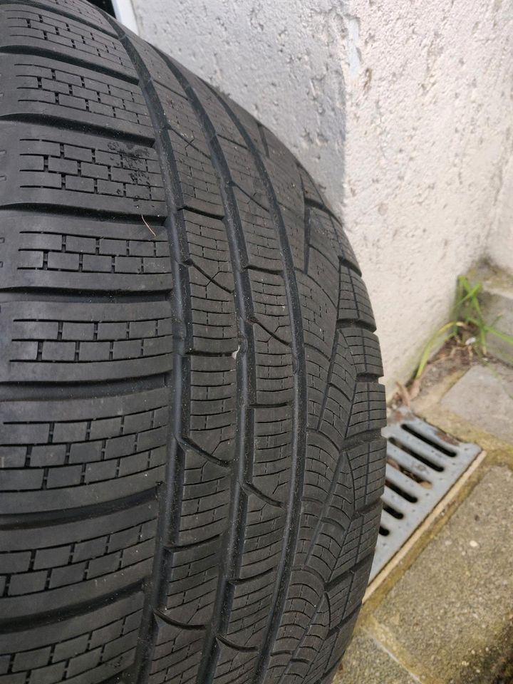 2 Winterreifen 265/40/18 Pirelli in Wellen