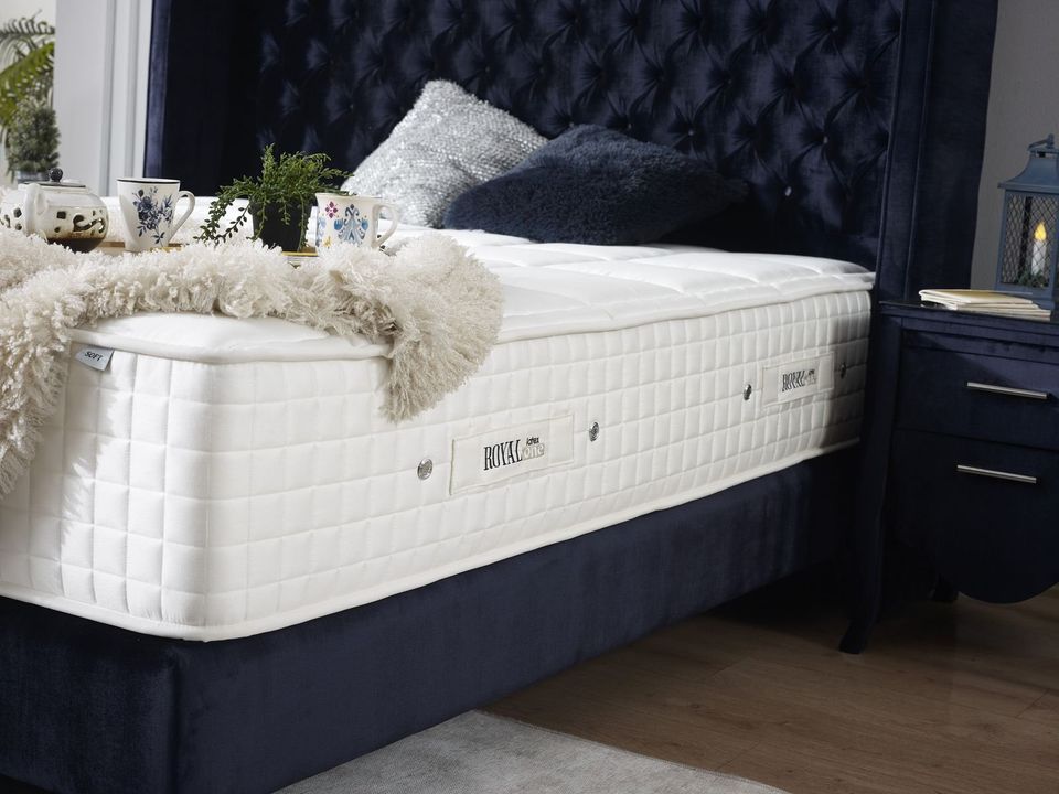 Boxspringbett Mystic 180x200 H4 Dunkelblau aus Samt ⭐ Luxus Bett in München