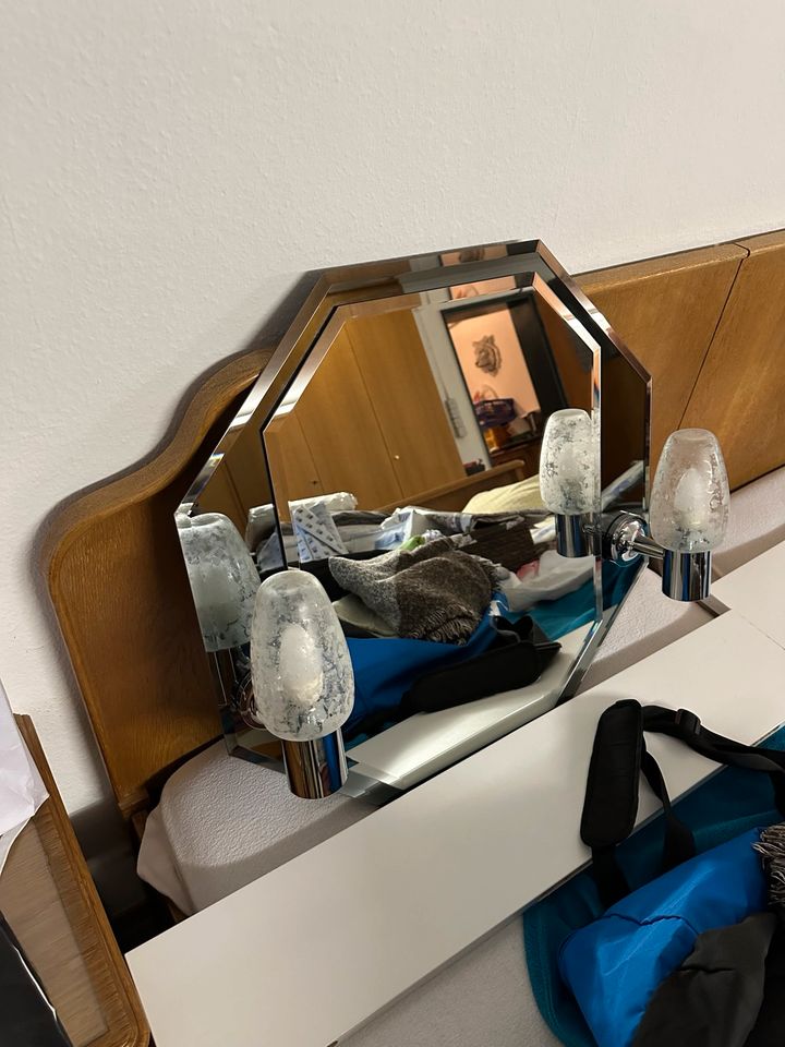 Badezimmer Spiegel mit Beleuchtung Zu Verschenken in Ronnenberg
