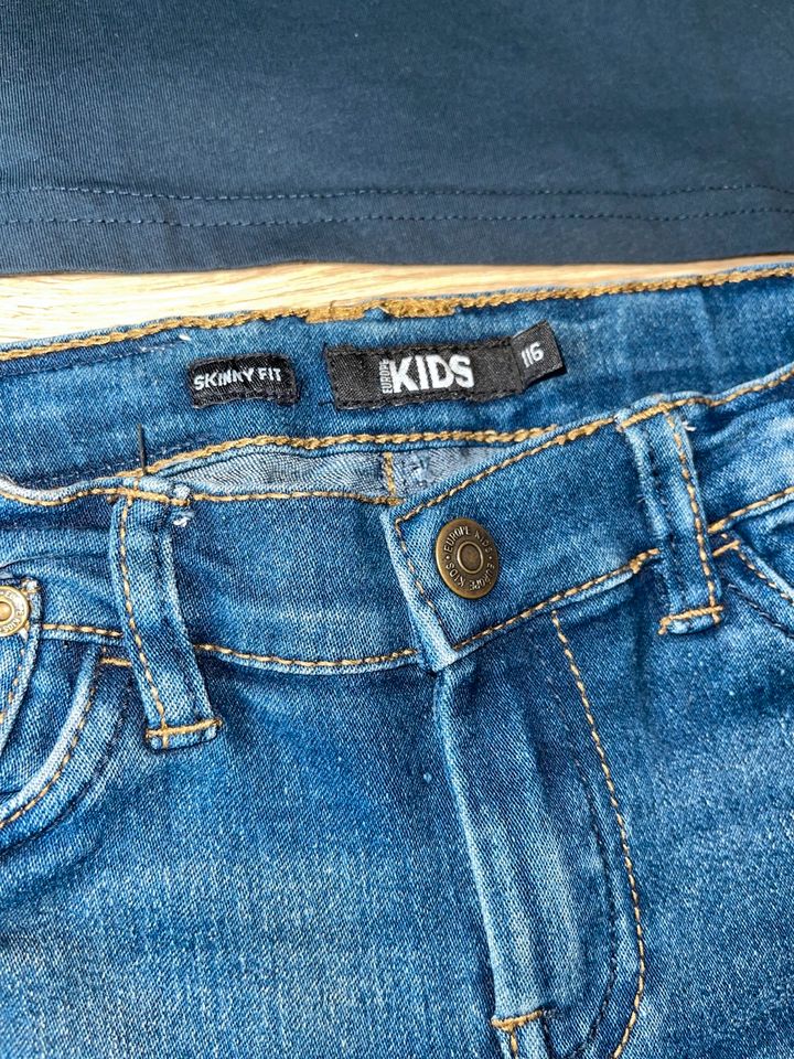 Europe Kids coole Skinny Jeans blau & Shirt Weltraum in 116 in Hennef (Sieg)