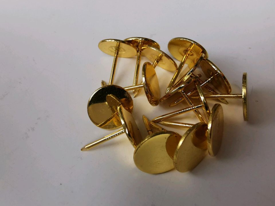 15 goldene Nägel mit breiter Schlagfläche in Hamburg